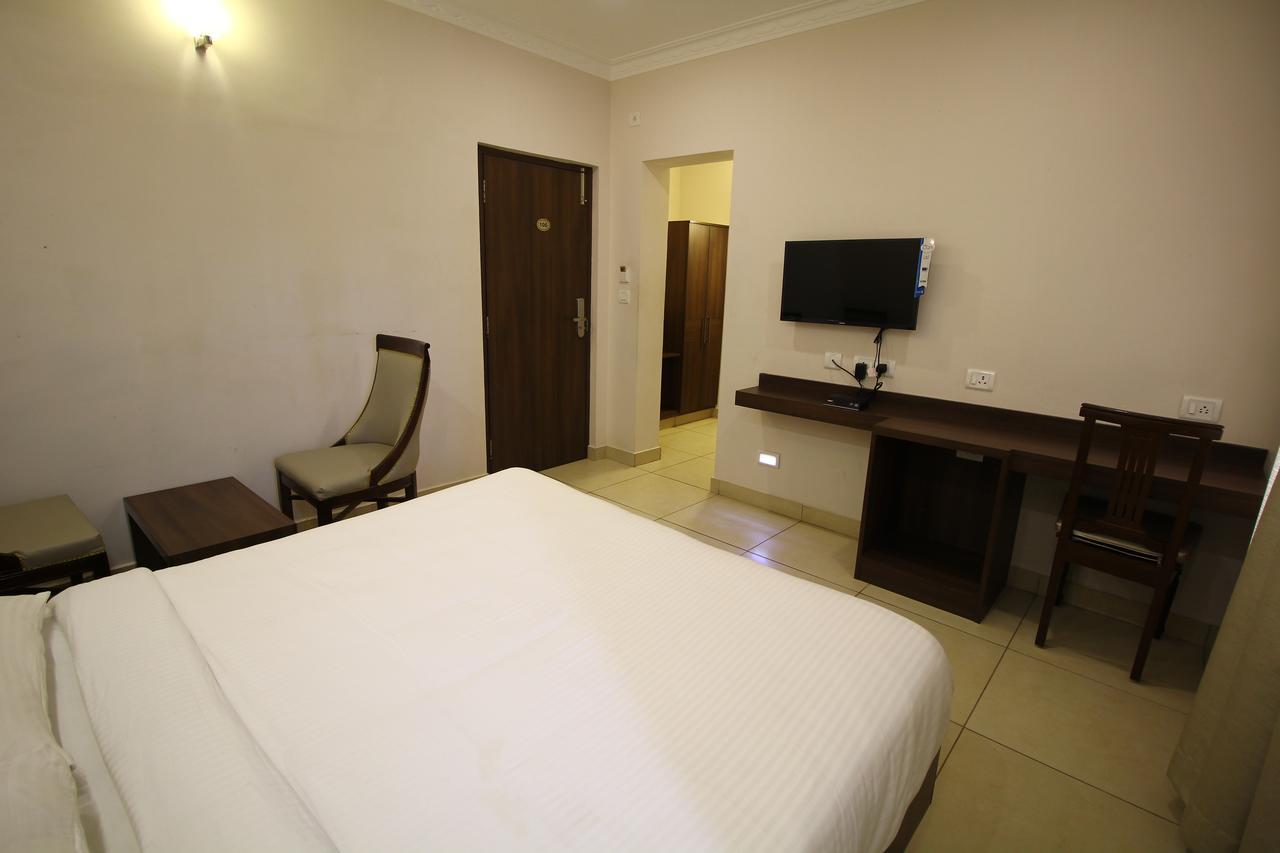 Vels Hotel Pondicherry Exterior foto